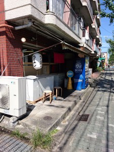 ラーメン屋タンポポの店頭と前面道路