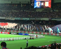 日本代表サポーターの巨大ユニ＆国旗での応援