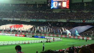 日本代表サポーターの巨大ユニ＆国旗での応援