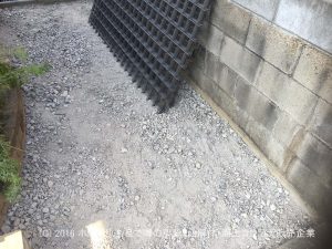 奈良市で犬走り | 砕石クラッシャーを敷きます