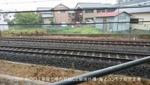 解体工事のすぐ隣をJR大和路快速が疾走 | 桧家住宅さんでお建て替えなされるお客様