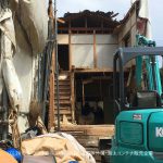 解体工事のすぐ隣をJR大和路快速が疾走 | 桧家住宅さんでお建て替えなされるお客様