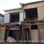 家の前部を手作業で解体 | ハウスドゥ！さんでお建て替えなされるお客様