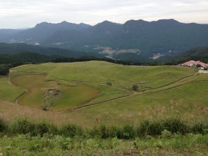 曽爾高原山頂からみたまだ青々とした風景