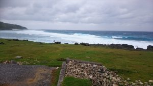 海がきれいなのですが、強風の為波が荒れまくってました。