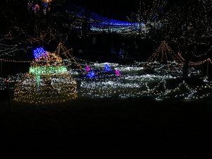 大きな雪だるまのイルミと光の草原を駆ける青とピンクのウサギ