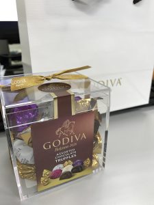 透明の小箱に入ったゴディバのトリュフチョコレート