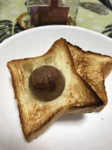 小さめのデニッシュブレッドとチョコレートがこんがり焼けて美味しそうです