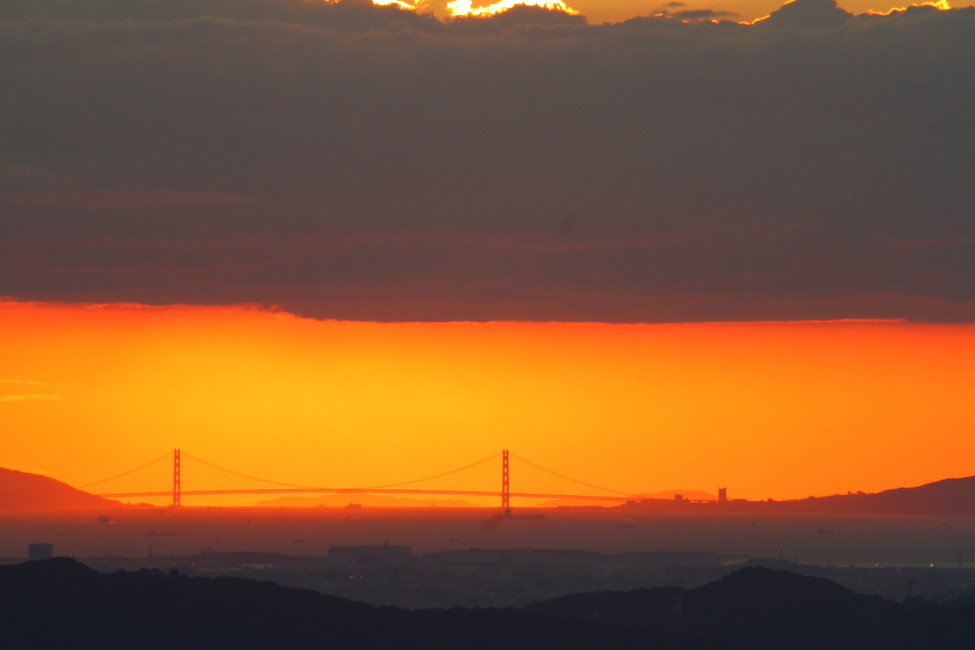 天理市から見た夕焼けの明石海峡大橋