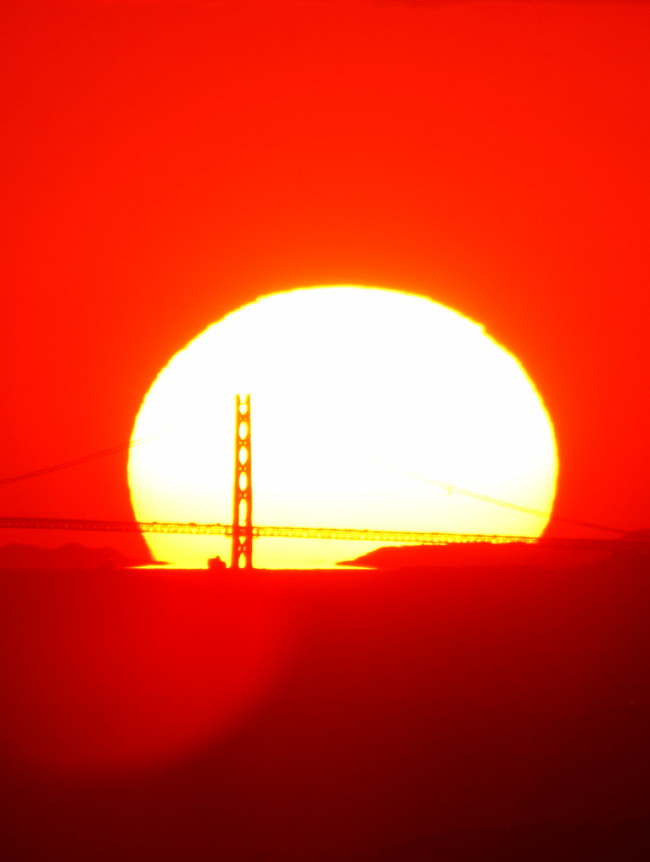 天理市から見た夕焼けの明石海峡大橋