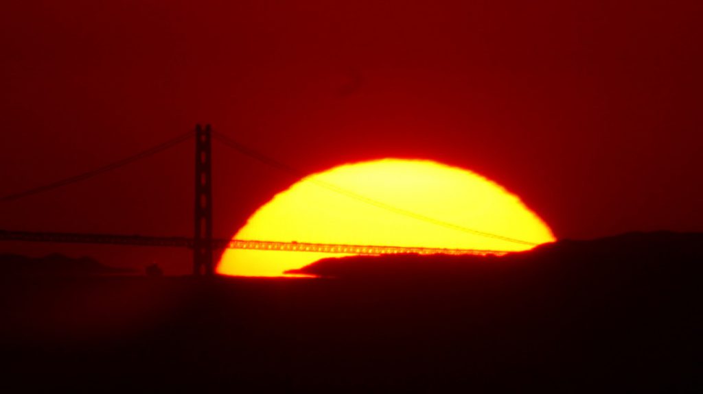 天理市から見た夕焼けの明石海峡大橋