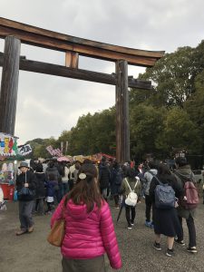 初詣で賑わう橿原神宮参道入口鳥居前