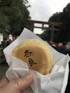 鳥居を背景に奈良と焼き印の入った三笠焼の写真を撮りました