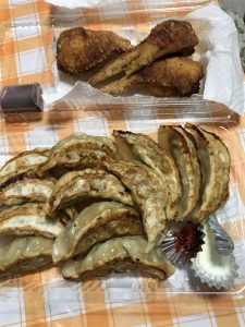 焼き色こんがり、むっちりした餃子と香ばしく揚げられた手羽先餃子