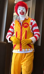 陽気に笑顔を振りまくマクドナルドのキャラクター、ドナルド