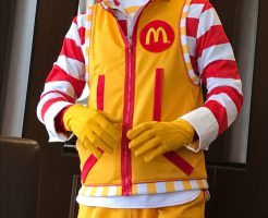 陽気に笑顔を振りまくマクドナルドのキャラクター、ドナルド