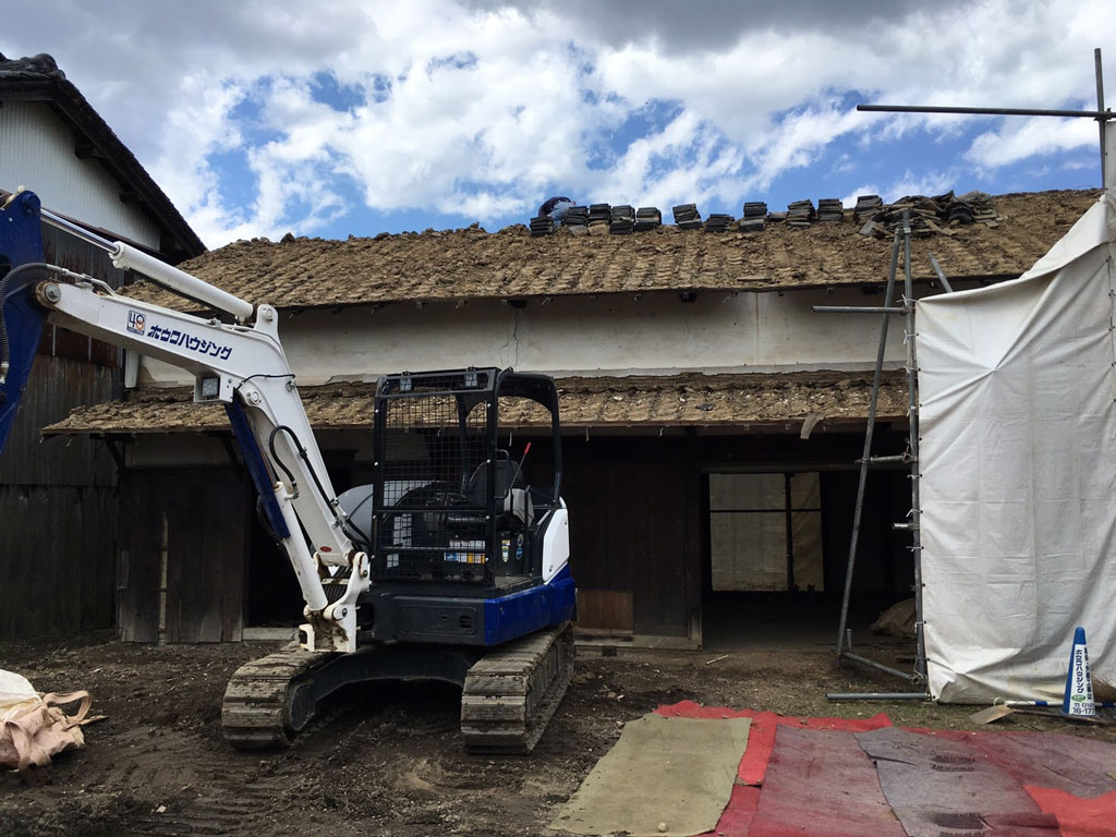 屋根瓦の撤去