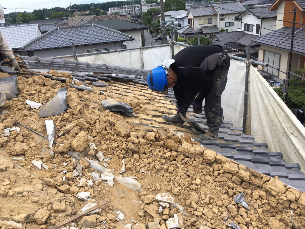 屋根瓦撤去