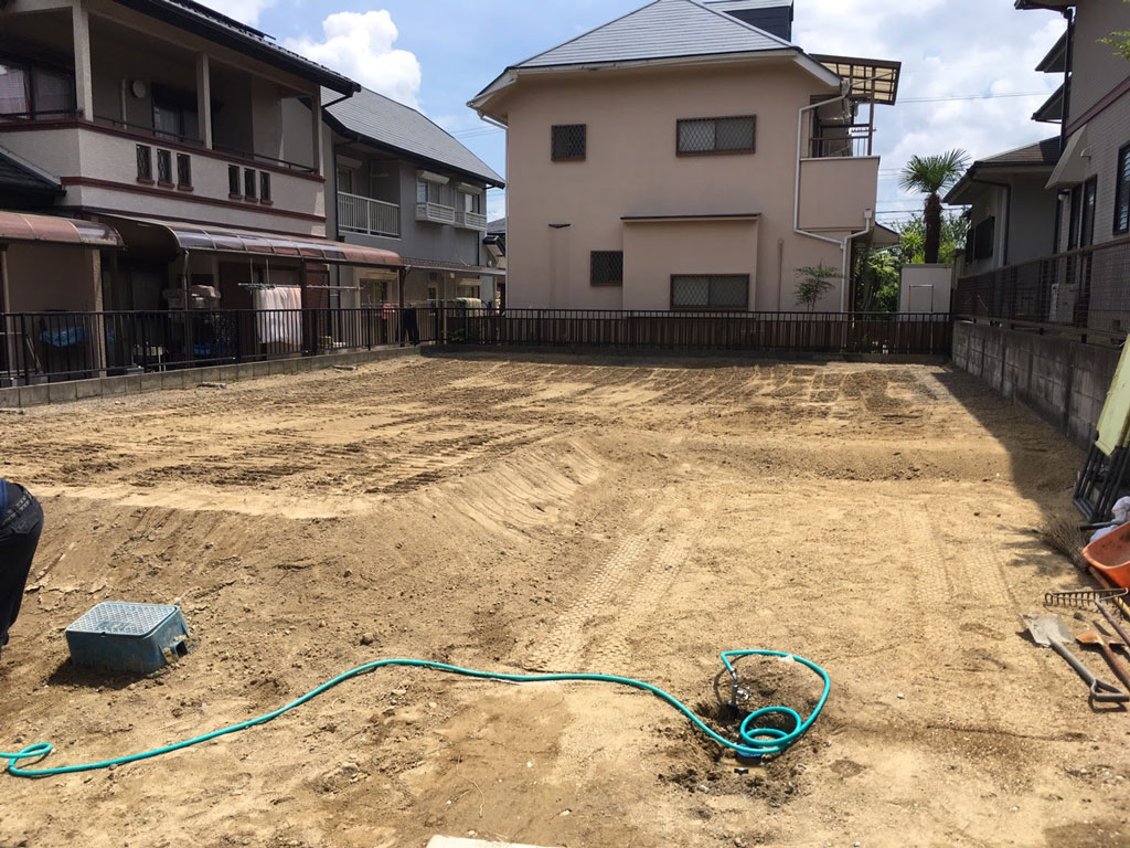 敷地の整地と掃除