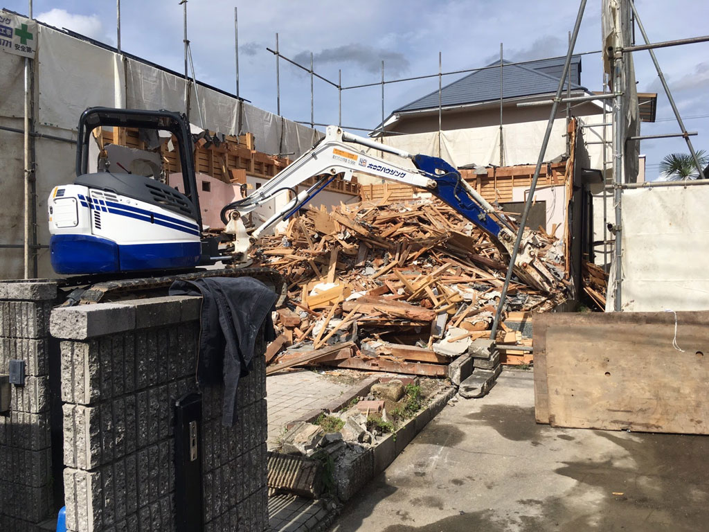 油圧ショベルで建物の取り壊しをはじめました