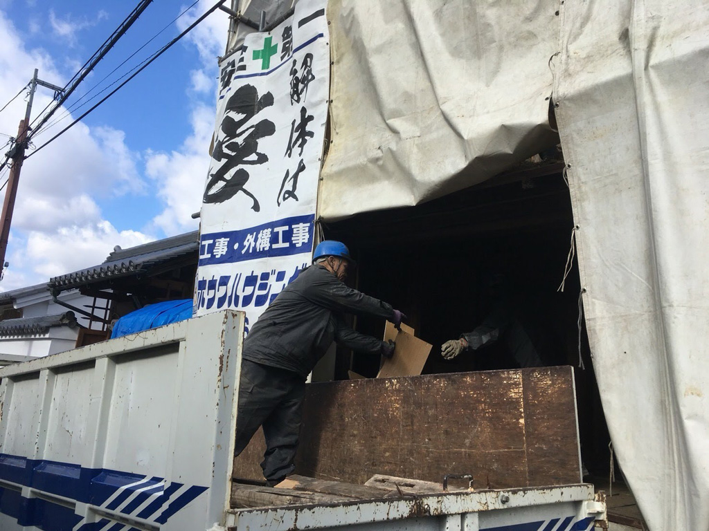 建物養生と屋根瓦の撤去