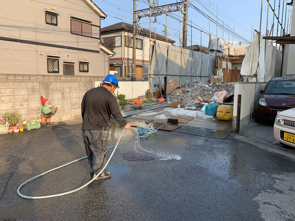 磯城郡田原本町で鉄道線路際の解体工事