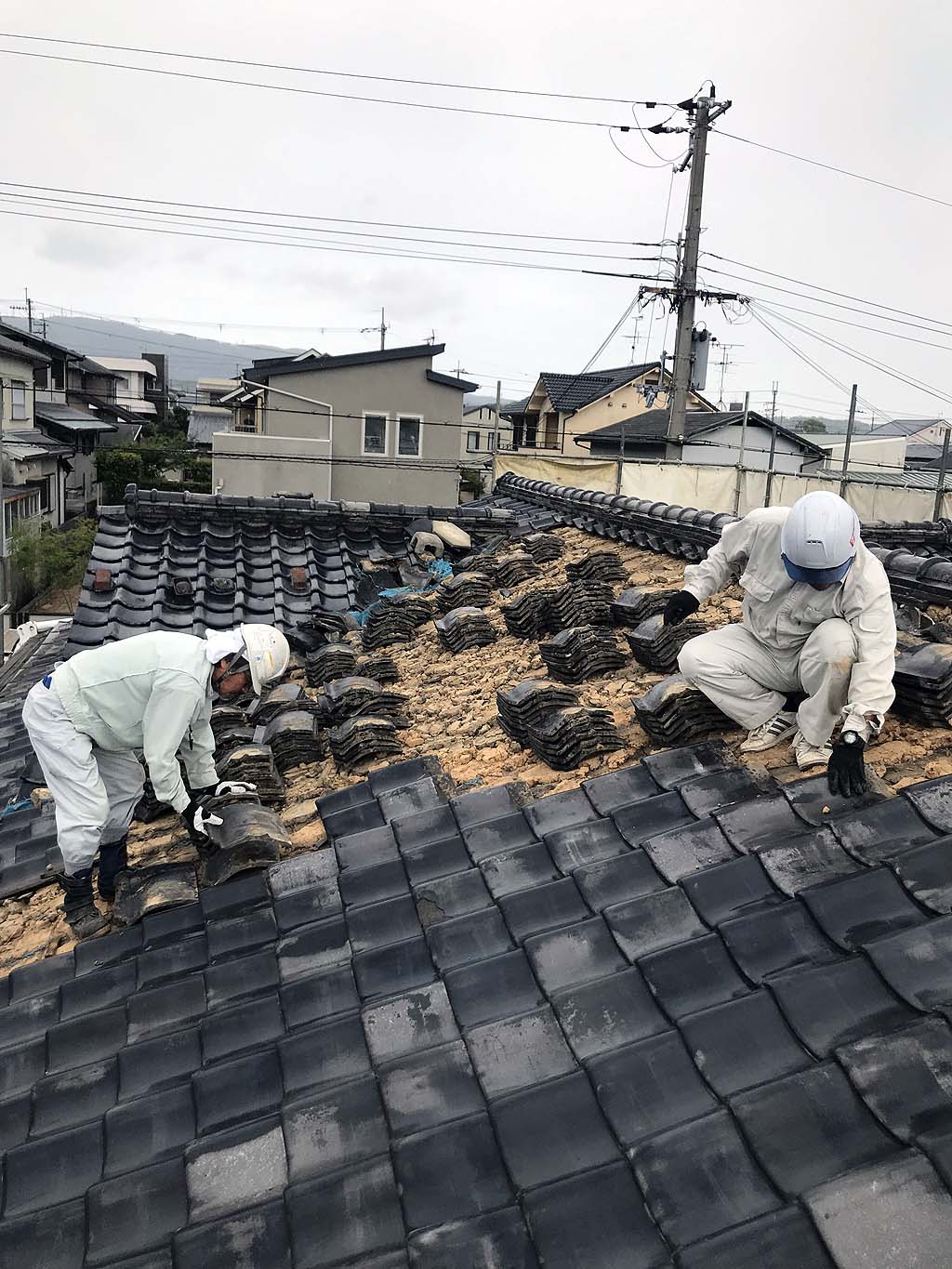 屋根瓦の撤去