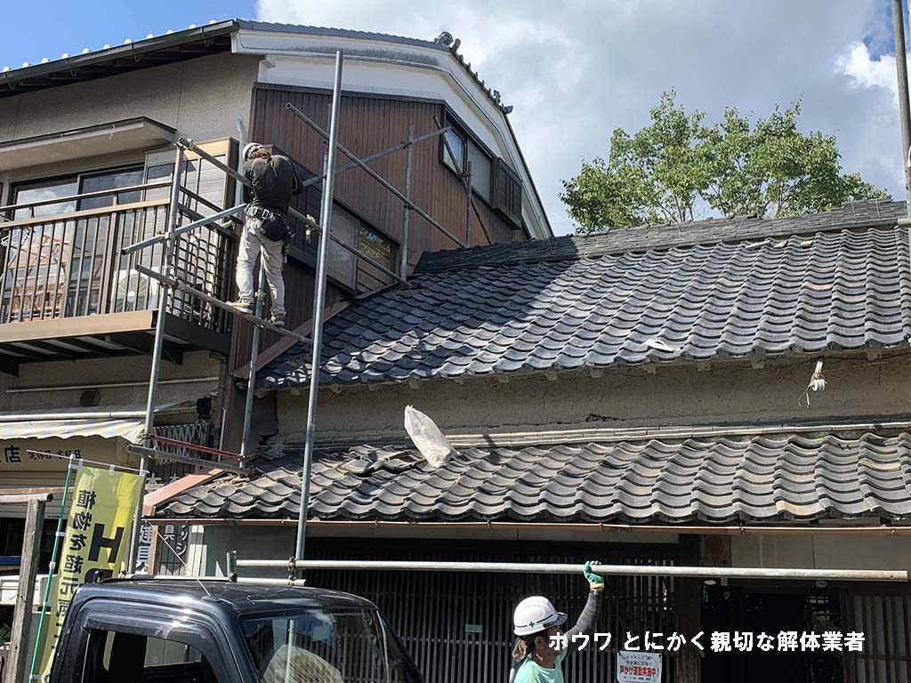 斑鳩町で空き家と酒屋さんの解体工事