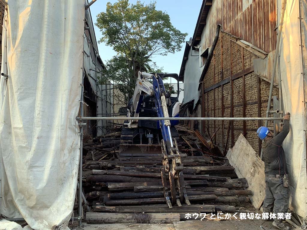 斑鳩町で空き家と酒屋さんの解体工事