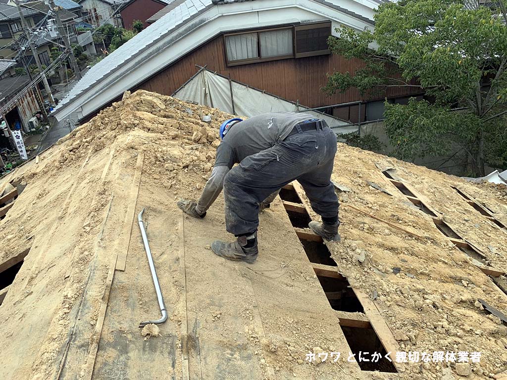 斑鳩町で空き家と酒屋さんの解体工事