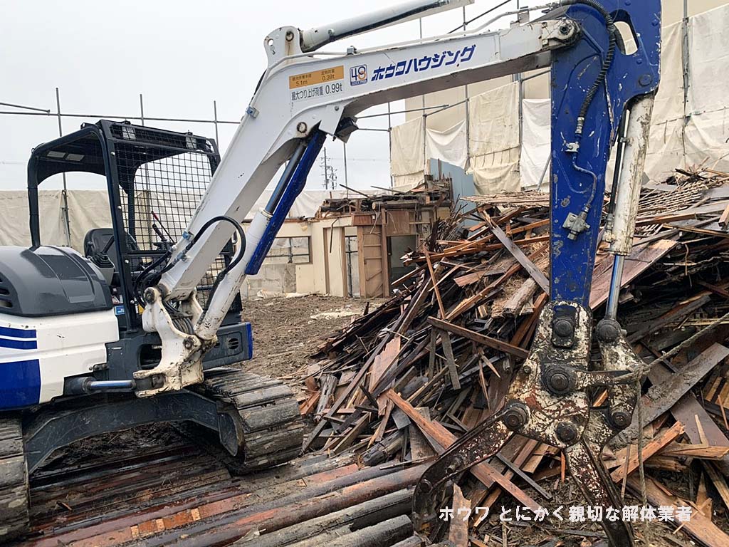 斑鳩町で空き家と酒屋さんの解体工事