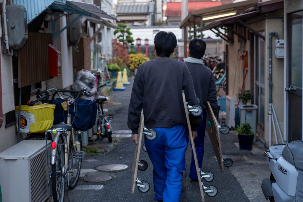 建て替え引越/茨木市積地/平台車と男の背中