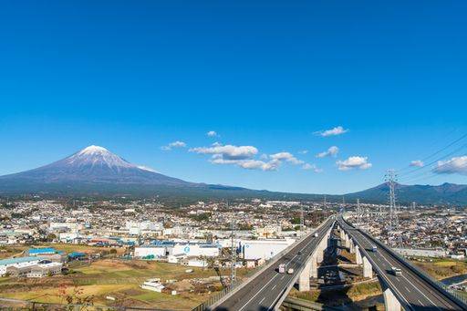 絶景の富士山と高速道路