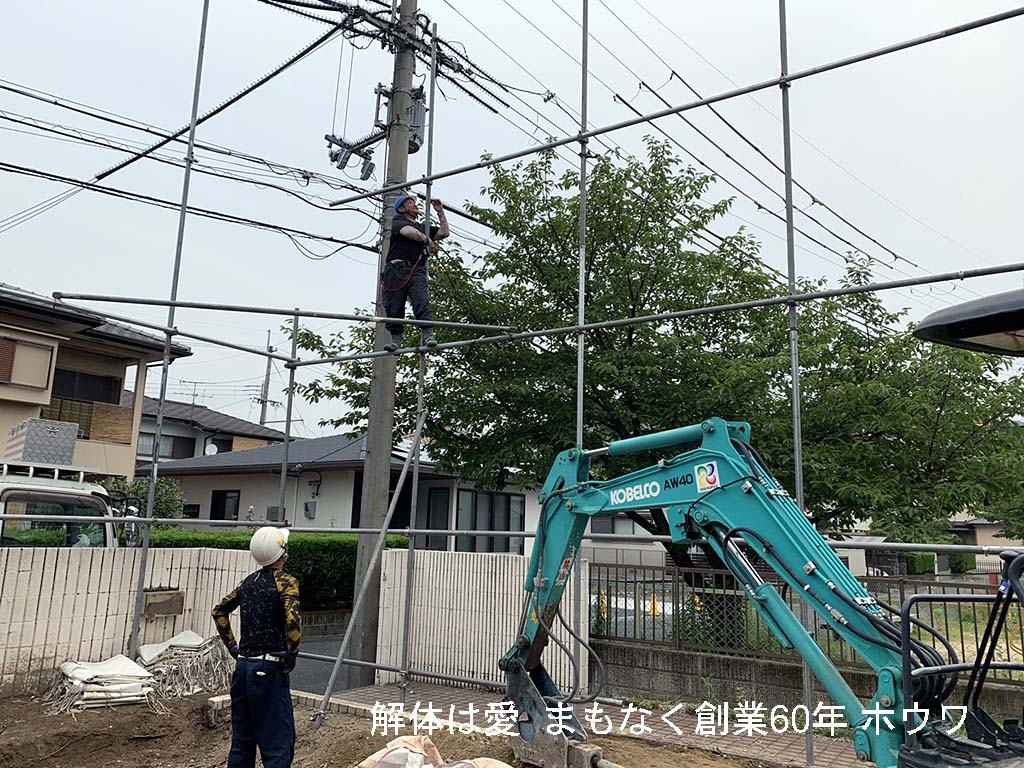 天気を見計らって足場養生も撤去しました。雨が降ると足場に登るのが危ないので、梅雨時期は雨の都合で作業が進まない事もよくあります。