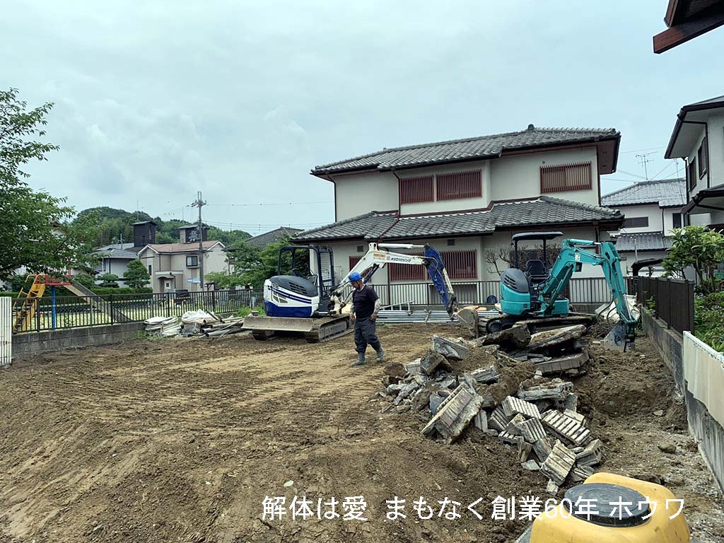 それでは外構撤去作業です。駐車場の土間とブロック塀、植栽を撤去してゆきます。