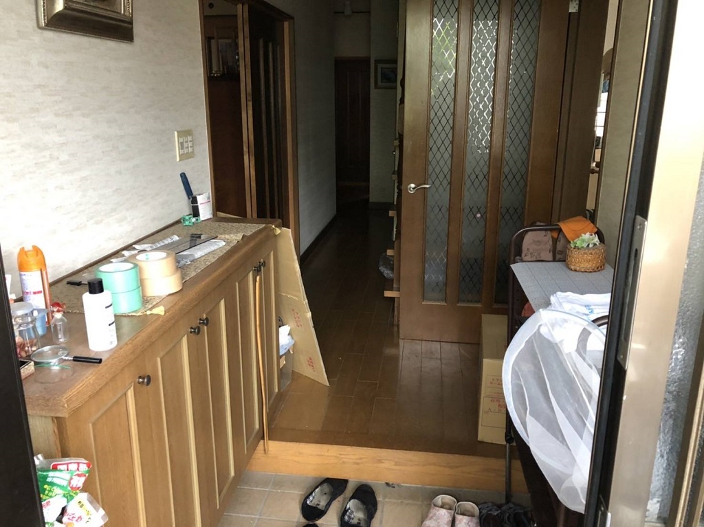 荷出し直前の玄関内です。綺麗に荷造りされていて即作業に取り掛かれます。