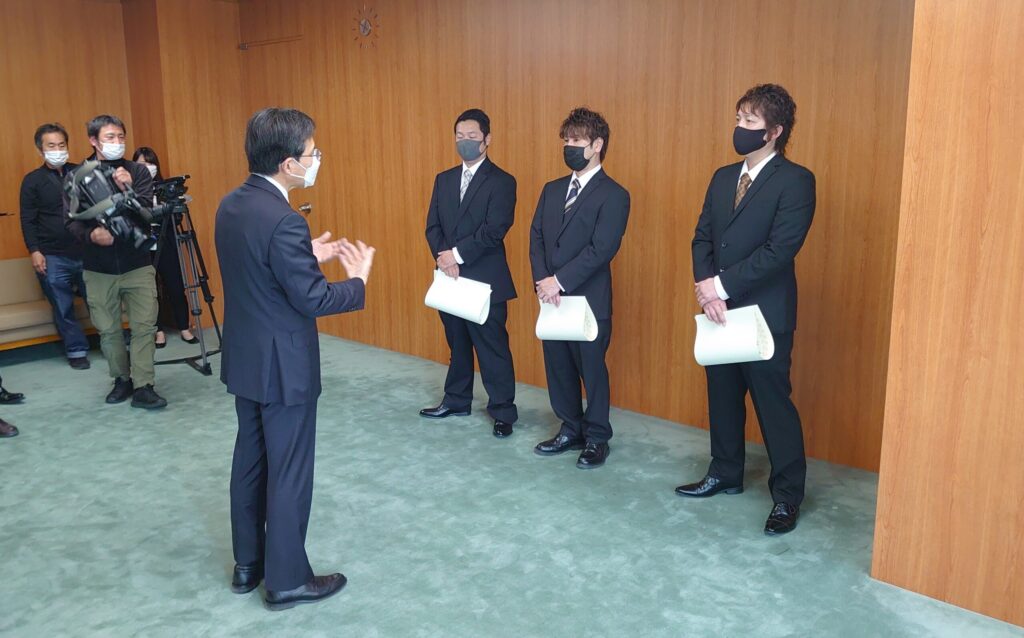 村井副知事様よりお言葉をいただく３名です。