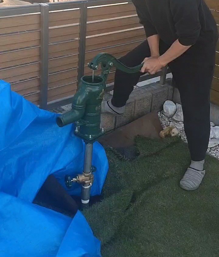 手動ポンプから溢れる水