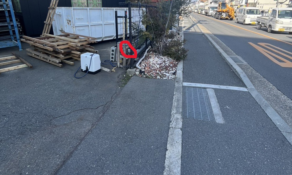 東大阪市は地下水超豊富でした  企業様の入口に手押しポンプ井戸を施工