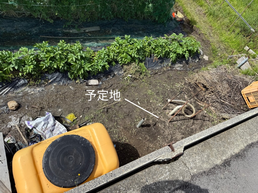 畑地に114.3ミリ径の打込み井戸　隙間でも施工可能です