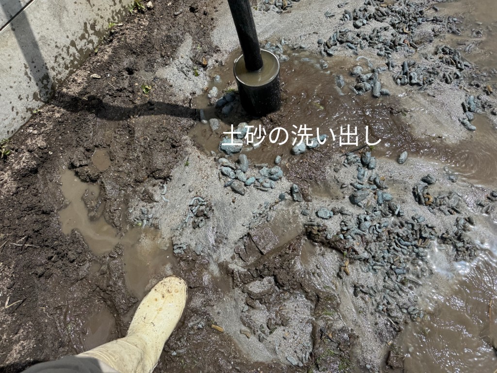 畑地に114.3ミリ径の打込み井戸　隙間でも施工可能です