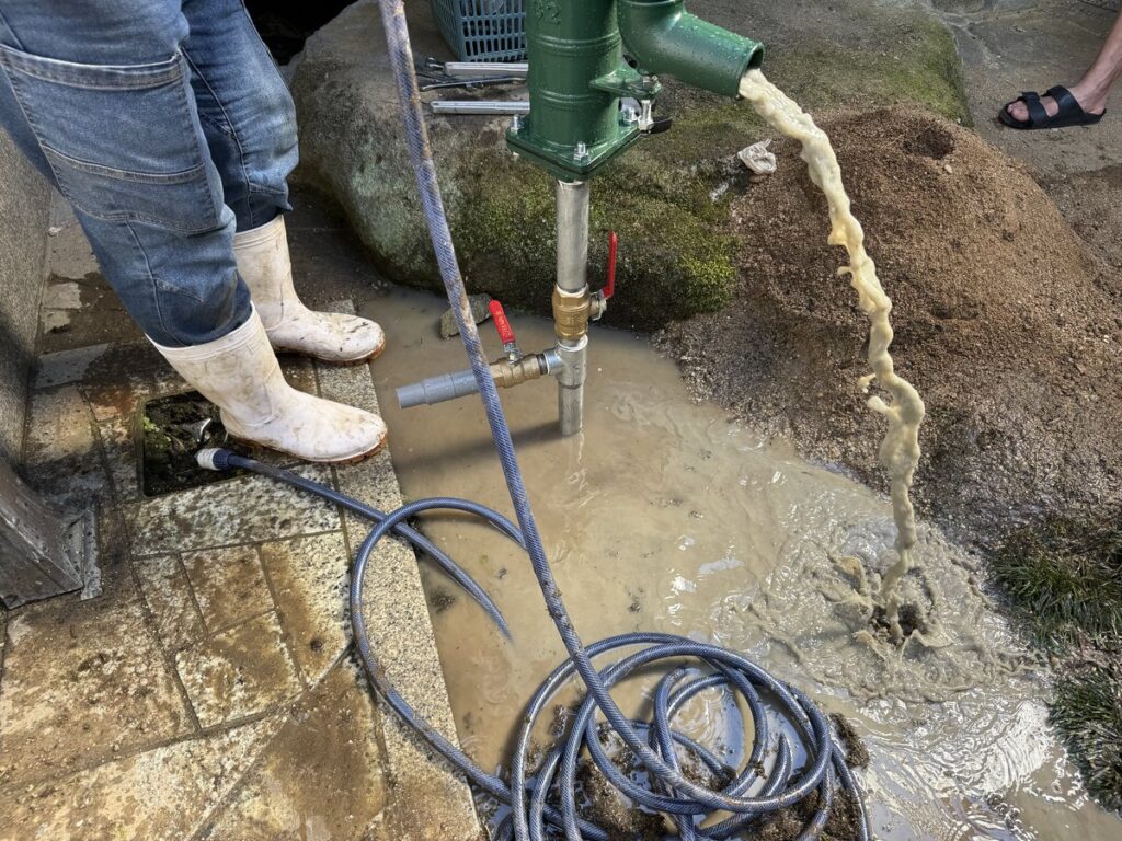 庭先に手押し電動両方使えるハイブリッド井戸を施工 水が出ました