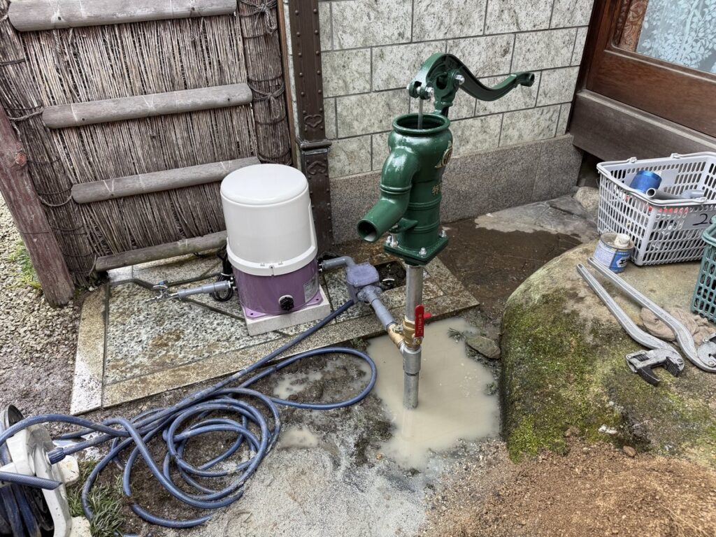 庭先に手押し電動両方使えるハイブリッド井戸を施工 完成です