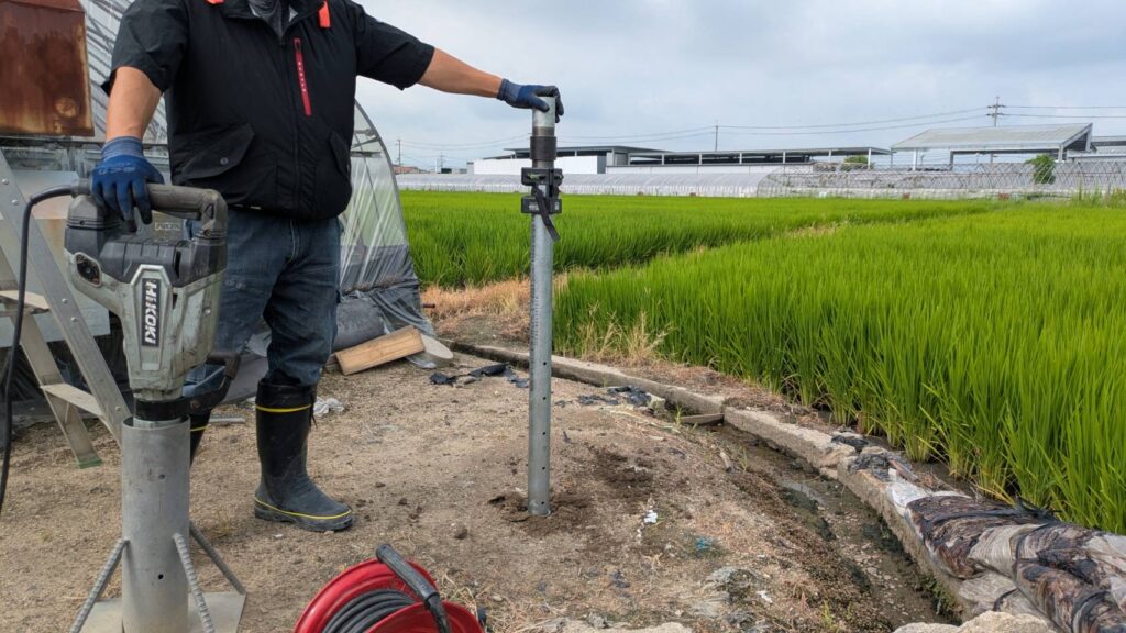 水平器をセットして先頭管の打ち込み