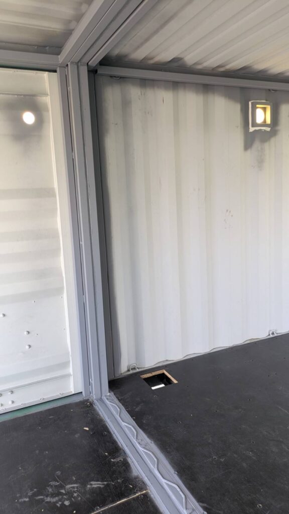 中古コンテナを使った美容室を着工