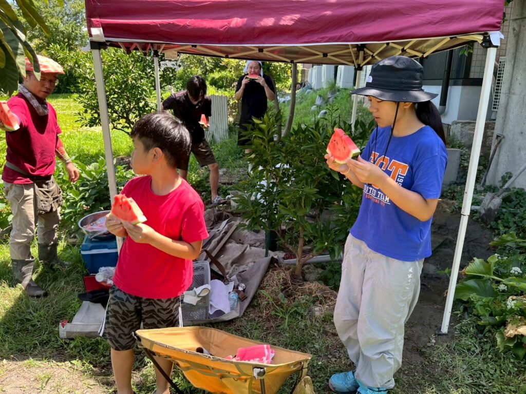 4日目作業の休憩中にはスイカを次は井戸水で冷やしたスイカを食べます