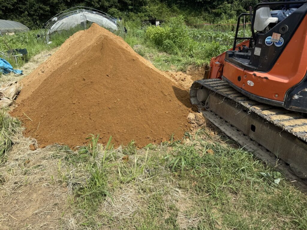 さすがは地山。美しい残土が出ます。