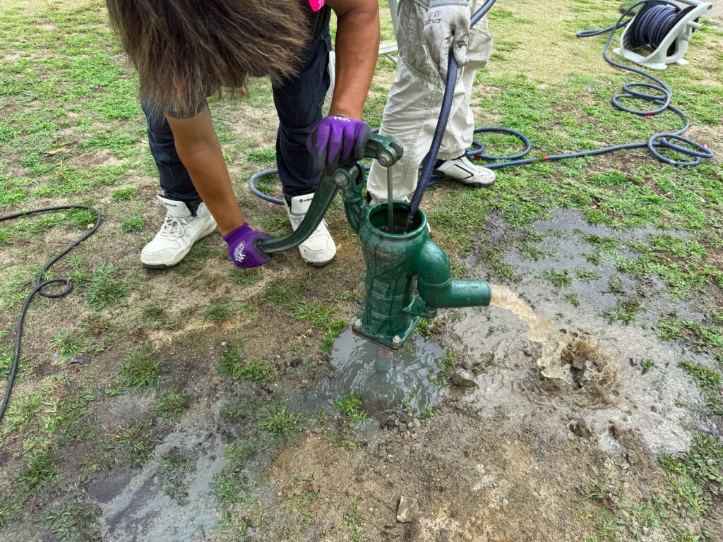 地下3.5メートルで水脈に当たるも水量少なく、さらに掘り進めました