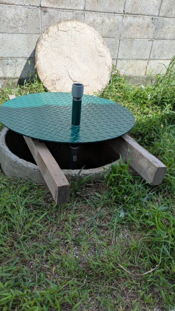 6mm厚縞鋼板でワンオフ製作した井戸蓋を据え付け