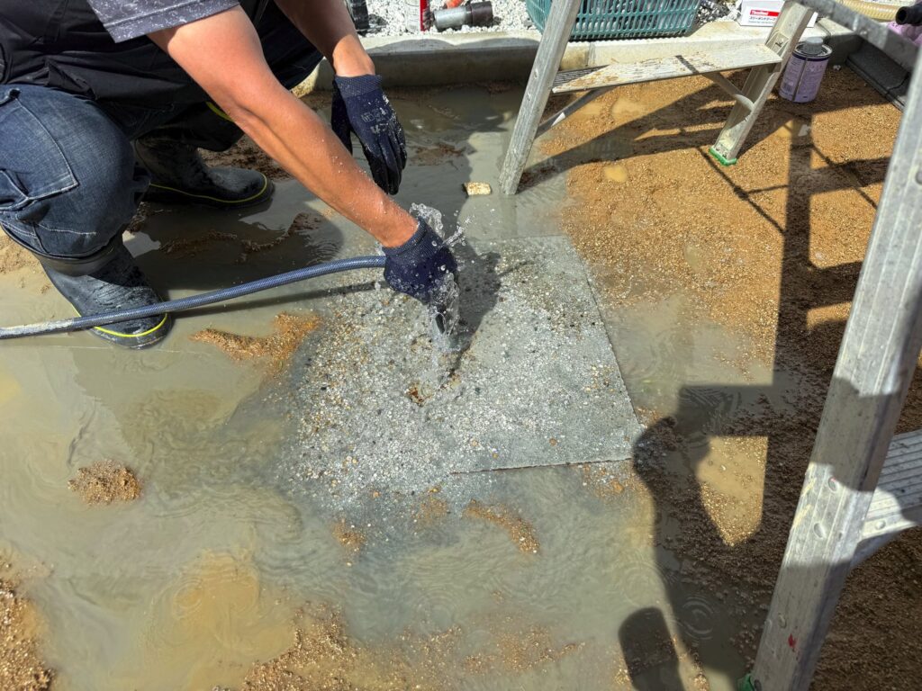 大量の砂が噴き出し次の水脈に到達した事を確認